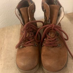 Mossimo lace up boots Size :8